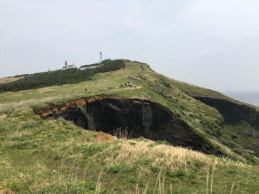 牛島最高峰牛島峰的景緻，遠眺濟州島周圍的碧海與翠綠的原野，給人無限的愉悅與開闊